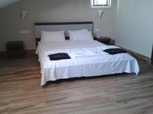 フェティエにあるLighthouse Nadia Apartsの大型ベッド(白いシーツ、枕付)