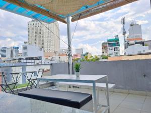 ホーチミン・シティにあるCozy studio at Hai Ba Trung st., Dist 3 near Tan Dinh marketの屋根のテーブルと椅子