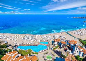 una vista aérea de un complejo y del océano en Oasis Resort Lozenets en Lozenets