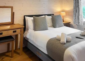 Un pat sau paturi într-o cameră la Dovestone Holiday Park
