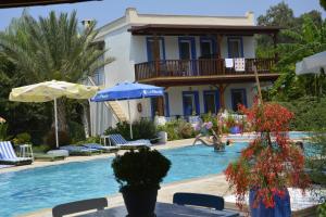The swimming pool at or close to Paradise Garden Apartments