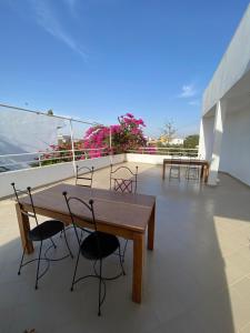 - un balcon avec une table et des chaises dans l'établissement Villa Saraba, à La Somone