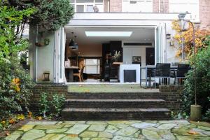 een huis met een trap naar een patio bij Spacious apartment with garden in Amsterdam
