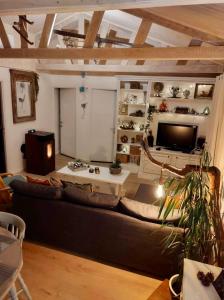 uma sala de estar com um sofá e uma televisão em Isidaura em Zutendaal