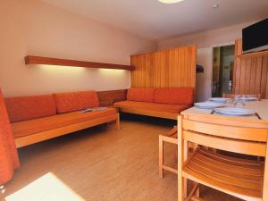 - un salon avec un canapé et une table dans l'établissement Appartement Le Dévoluy, 1 pièce, 4 personnes - FR-1-525-185, à Saint-Étienne-en-Dévoluy