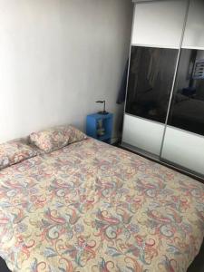 Giường trong phòng chung tại Appartement face à l'ilet Gosier