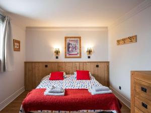 Giường trong phòng chung tại Chalet Triplex 75m² Val Thorens - 2 Chambres, 1 Cabine, Cheminée, WiFi, Proche Pistes et Commerces - FR-1-637-11