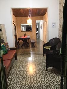 - un salon avec un canapé et une table dans l'établissement Casa São bento 193, à Olinda