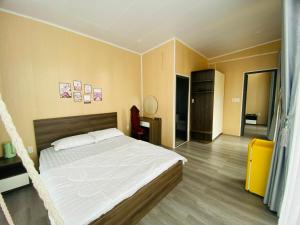 1 dormitorio con 1 cama grande en una habitación en Happy House en Buôn Ea Yông