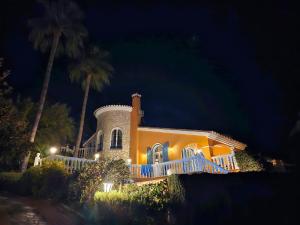 una casa con una torre encima por la noche en La Perla de Torrenueva en La Cala de Mijas