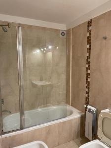 bagno con vasca, doccia e servizi igienici di Departamento 2 amb Villa Urquiza a Buenos Aires
