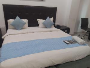 Rúm í herbergi á Hotel A4U sector 45 Gurgaon