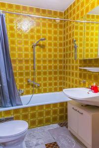 ein Bad mit einer Dusche, einem WC und einem Waschbecken in der Unterkunft Helle Wohnung nähe Highline 179 