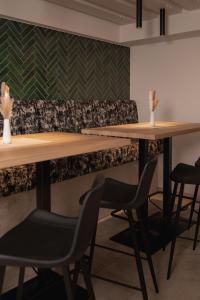 um par de mesas numa sala com cadeiras em Hotel Gamshag em Saalbach-Hinterglemm