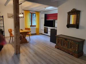 TV a/nebo společenská místnost v ubytování Relais nature et randonnées