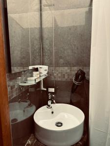 bagno con lavandino bianco e vasca di Rosa Italia Hotel Roma a Roma
