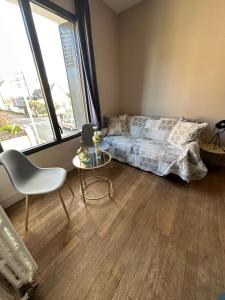a bedroom with a bed and a table and a chair at Maison de ville idéalement placée in Tours +1 photo