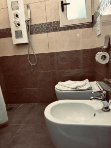 bagno con servizi igienici e lavandino di Rosa Italia Hotel Roma a Roma