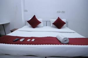 Rúm í herbergi á Hotel A4U sector 45 Gurgaon