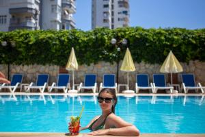 Bazén v ubytování Lara Dinc Hotel nebo v jeho okolí