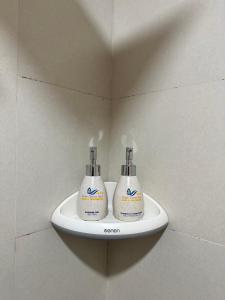 2 brosses à dents électriques assises sur une étagère dans une salle de bains dans l'établissement DALAT STREAM HOTEL-Khách sạn đẹp Đà Lạt, à Đà Lạt