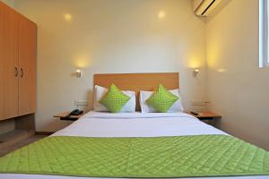 Rúm í herbergi á Hotel A4U sector 45 Gurgaon
