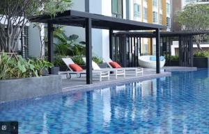 Condo in Bangkok with Swimming Pool near Malls and Train tesisinde veya buraya yakın yüzme havuzu