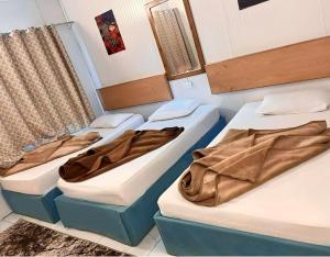 ダハブにあるSeaview Hotel Dahabのベッド3台が備わる客室です。