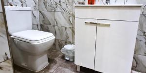 Un baño de Unobstructred seaviews, 2BR, Kingbeds, Fully ACd