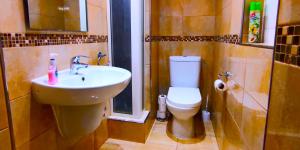 Un baño de Unobstructred seaviews, 2BR, Kingbeds, Fully ACd
