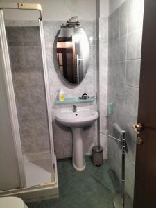 un baño con lavabo y espejo en Florentine style apartment in San Frediano, en Florencia