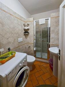 uma casa de banho com uma máquina de lavar roupa e um WC em Confortevole App Centro Storico em Florença