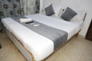Rúm í herbergi á Hotel A4U sector 45 Gurgaon