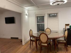 TV a/nebo společenská místnost v ubytování Belle Isle Cottage - 1905 Historic Home near city