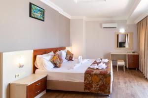 Postel nebo postele na pokoji v ubytování Lara Dinc Hotel