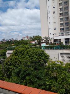 a view of a city with buildings and trees at Quarto Vila Mariana in São Paulo