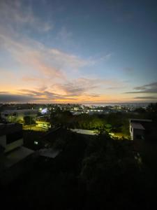 - Vistas al horizonte de la ciudad al atardecer en GRAND SUN'S HOUSE, en Puerto Baquerizo Moreno