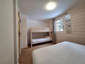 Krevet ili kreveti na kat u jedinici u objektu Le Chalet des Grands Montets 2