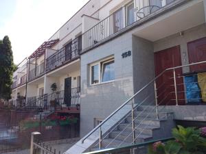 un edificio de apartamentos con escaleras y una puerta roja en Complex, en Wroclaw