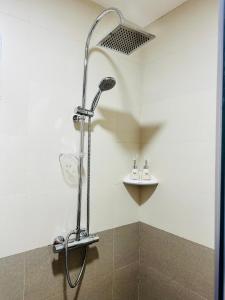 La salle de bains est pourvue d'une douche avec un pommeau de douche. dans l'établissement DALAT STREAM HOTEL-Khách sạn đẹp Đà Lạt, à Đà Lạt
