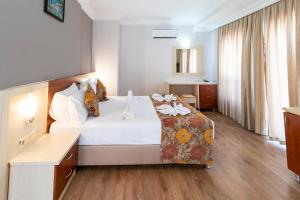Postel nebo postele na pokoji v ubytování Lara Dinc Hotel