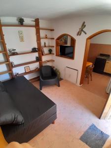 Habitación con 1 cama y 1 silla en una habitación en Meraki Classic en Villa Carlos Paz