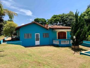 a blue house with a yard at Chácara/Sítio - completa - Pardinho-SP in Pardinho