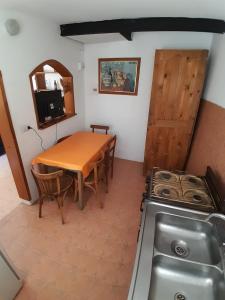a kitchen with a table and a sink and a stove at Meraki Classic in Villa Carlos Paz
