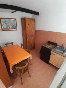a small kitchen with a table and a stove at Meraki Classic in Villa Carlos Paz
