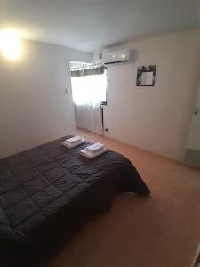 una camera da letto con un letto e due asciugamani di Meraki Classic a Villa Carlos Paz