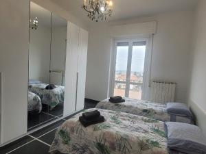 Duas camas num quarto com um espelho em Tra Milano, Torino e Genova em Casale Monferrato