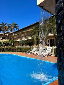 una fuente de agua frente a un hotel en Fênix Plaza Hotel, en Aquidauana