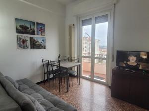 uma sala de estar com um sofá, uma mesa e uma televisão em Tra Milano, Torino e Genova em Casale Monferrato