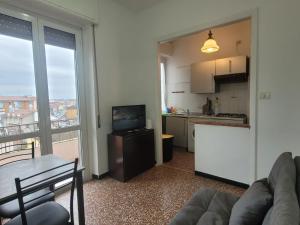 uma sala de estar com um sofá e uma cozinha em Tra Milano, Torino e Genova em Casale Monferrato